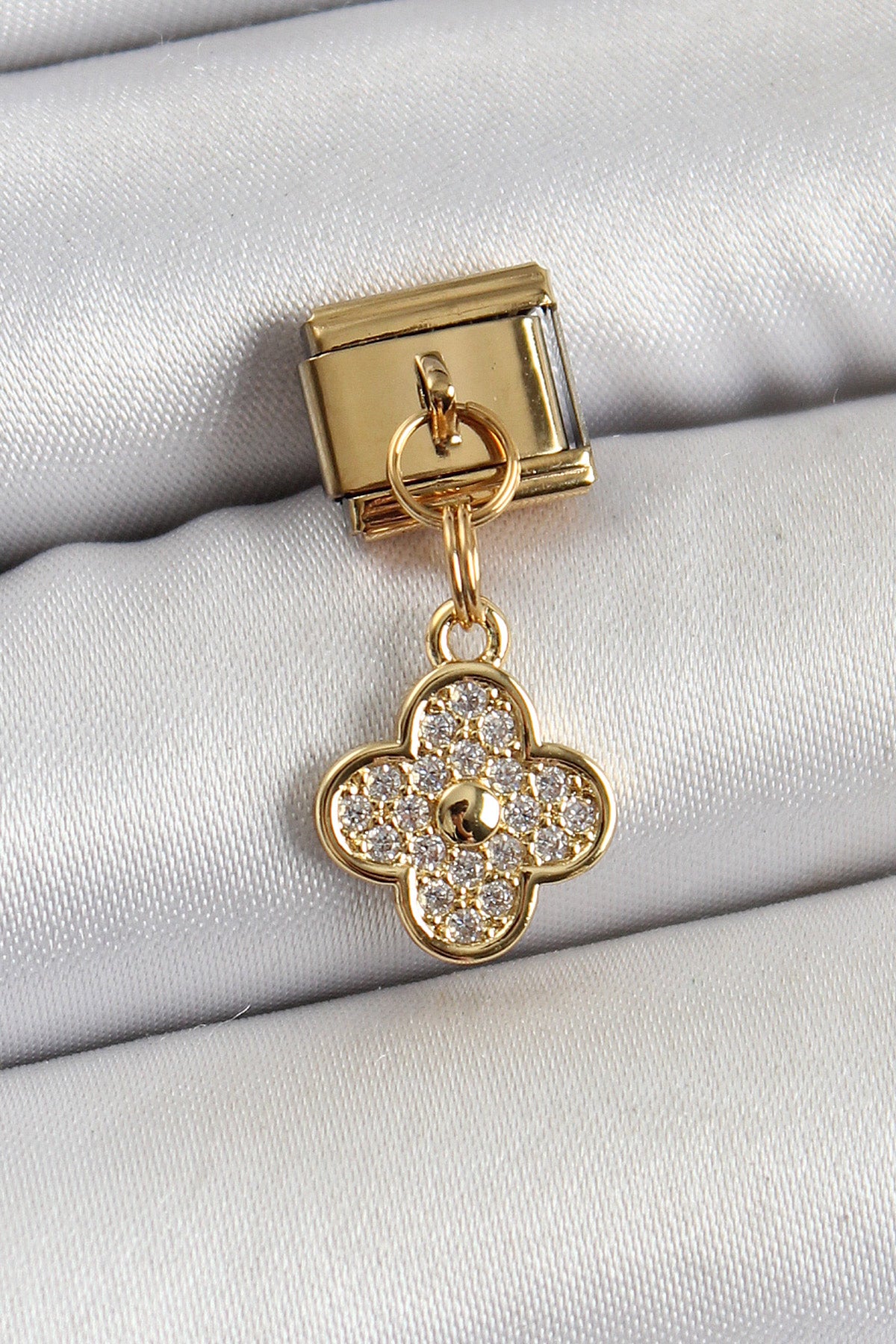 316L Çelik Sallantılı Zirkon Taşlı Yonca Model Gold Renk Nomination Charm