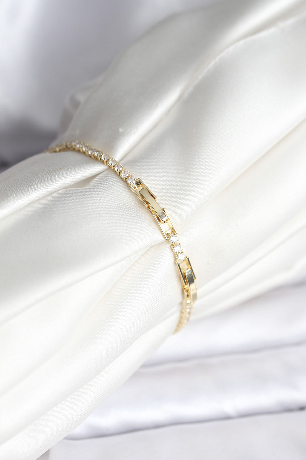 Yıldız Model Zirkon Taşlı Gold Renk Pirinç Su Yolu Kadın Bileklik