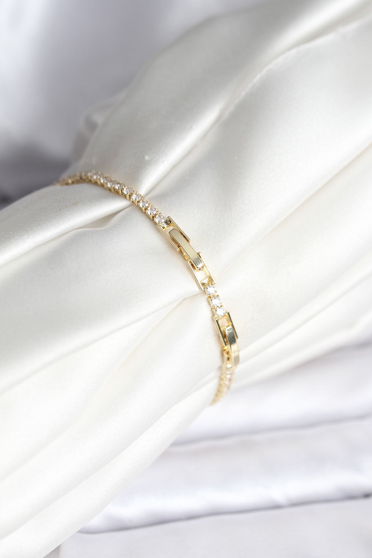 Yılan Model Zirkon Taşlı Gold Renk Pirinç Su Yolu Kadın Bileklik