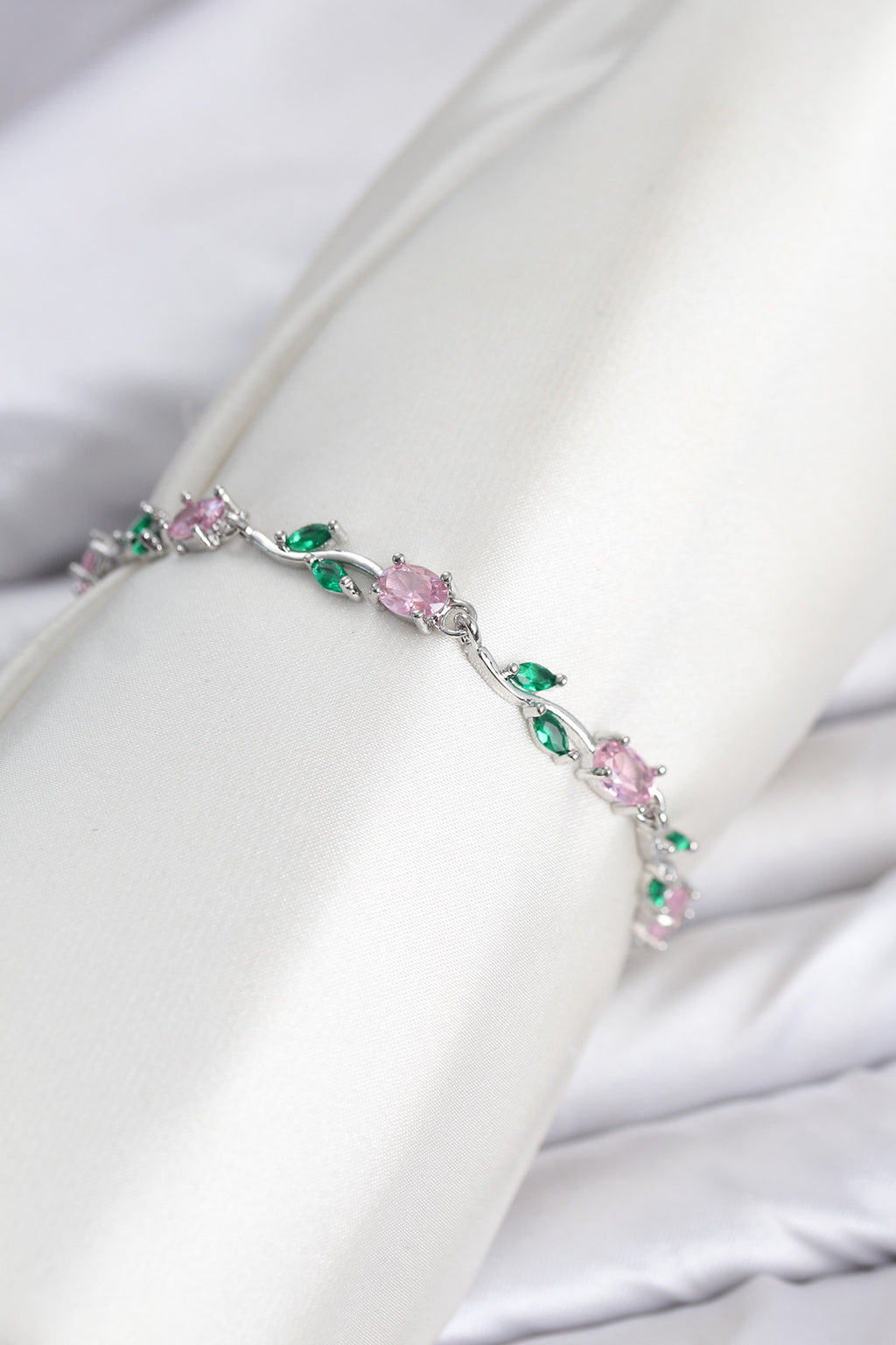 Pirinç Gümüş Renk Pembe Zirkon Taşlı Çiçek Model Kadın Bileklik
