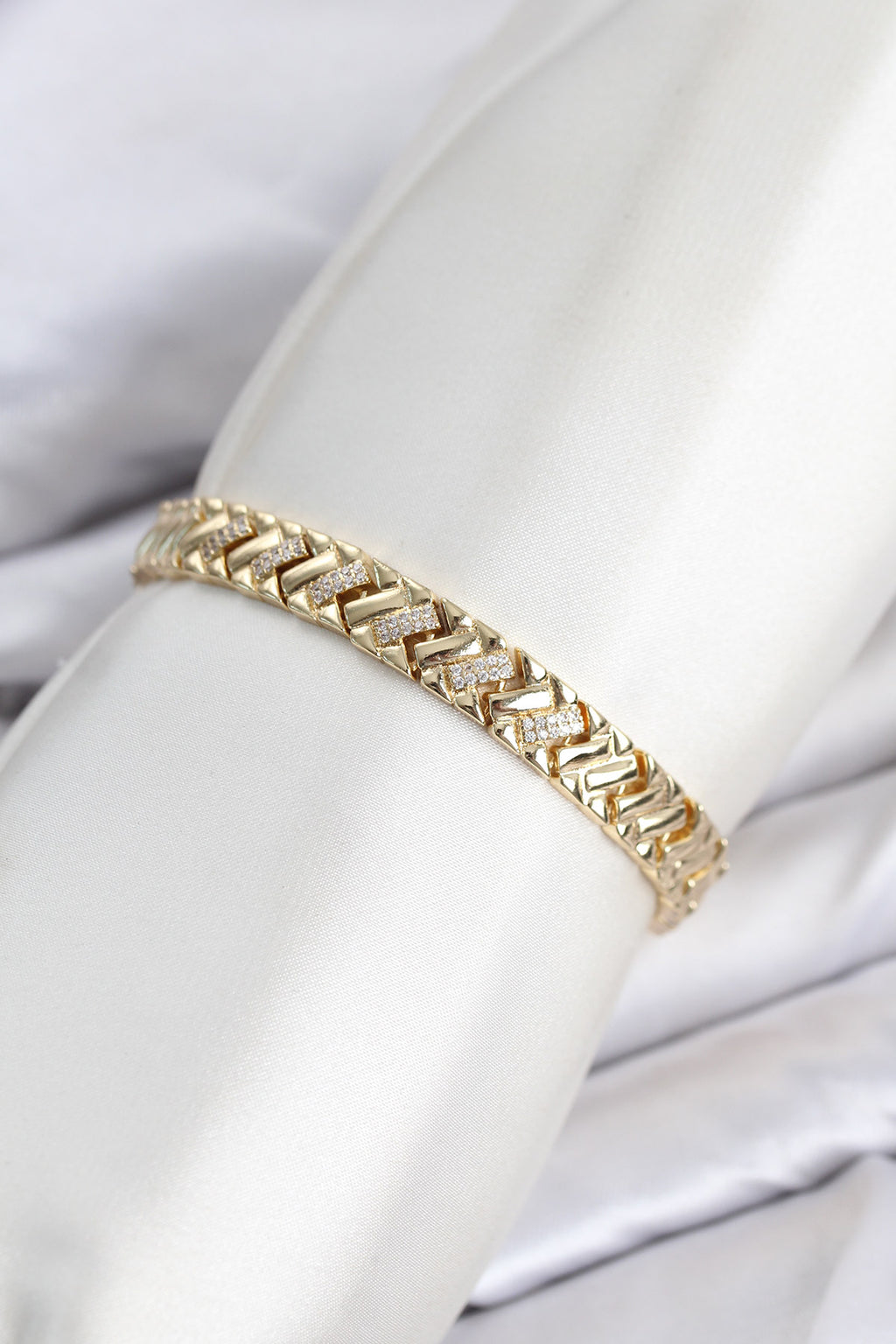 CM Geometrik Model Zirkon Taşlı VIP Seri Gold Renk Pirinç Kadın Bileklik